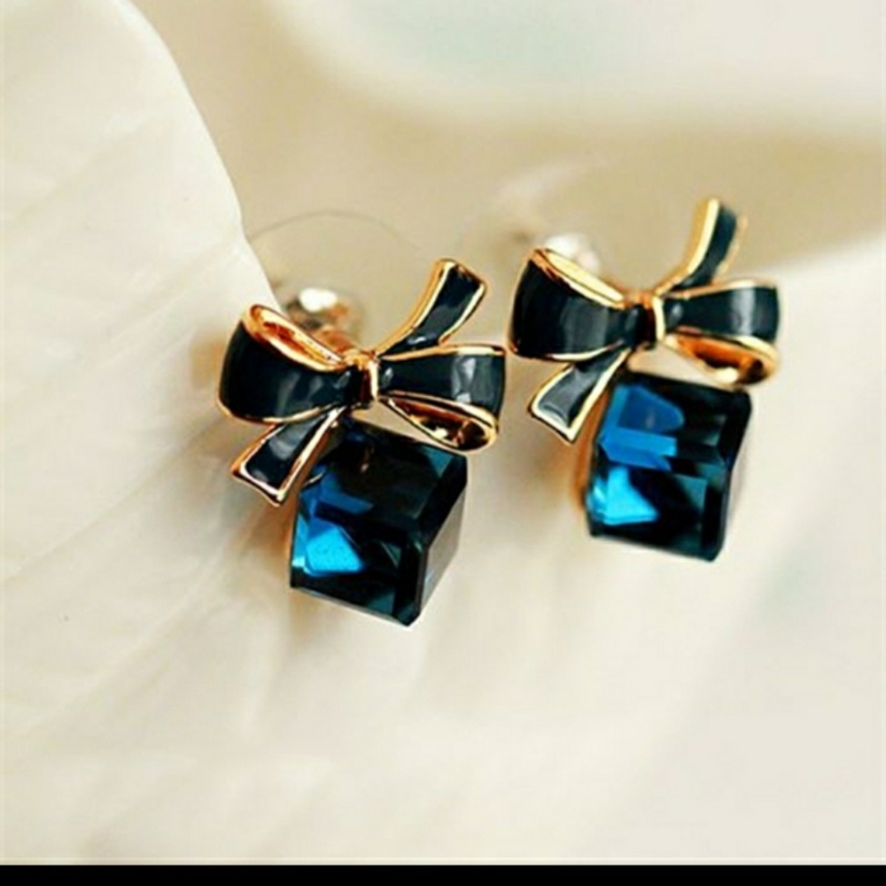 🌟3/$15 Blue Bow and Cube Earrings